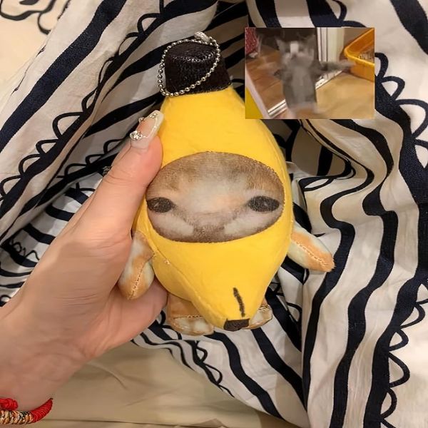 泣いているバナナ猫のぬいぐるみキーチェーン