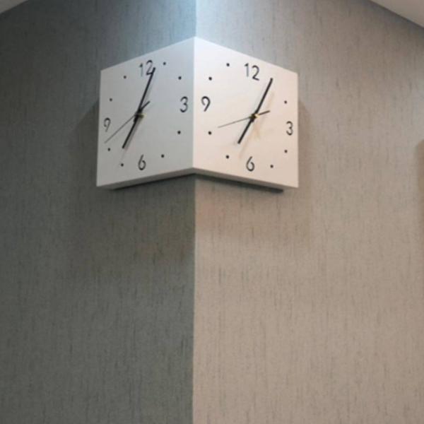 DOPPELSEITIGE ECKWANDUHR