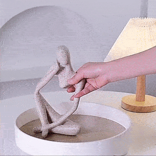 北欧抽象芸術の考える人の像と沈黙は金なりの考える人の像