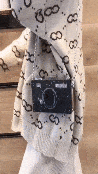 Glitzernde Clutch mit Kamerakette