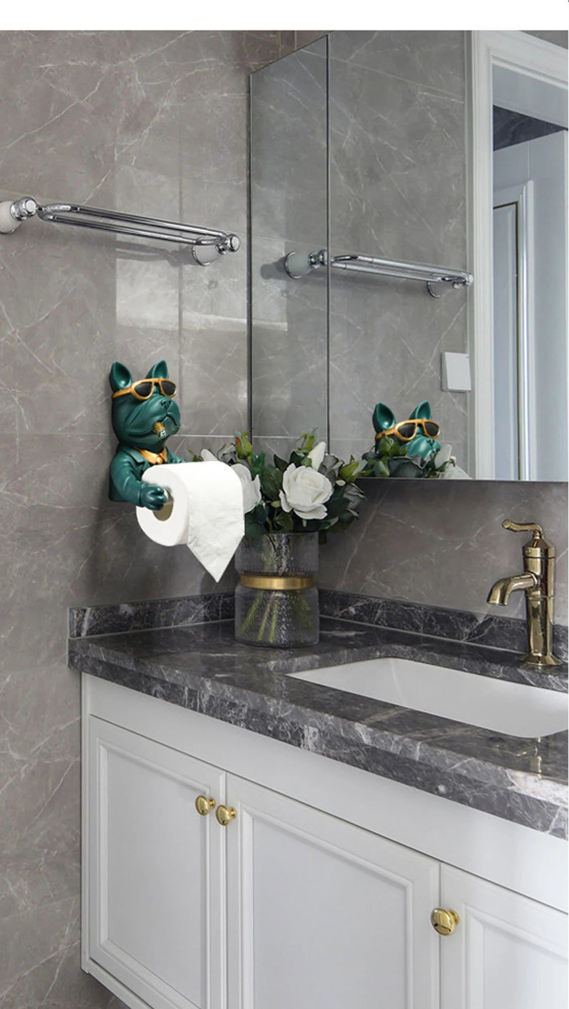 Handgemachter Toilettenpapierhalter mit Hund als Deko