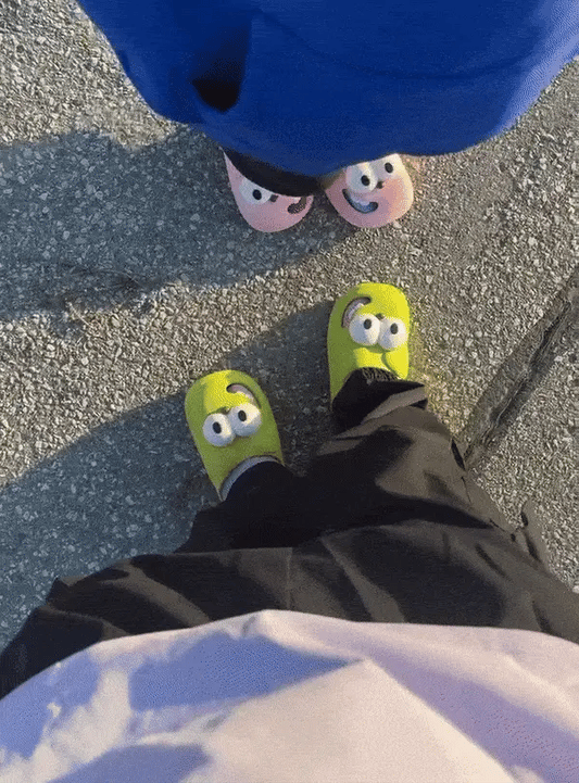 Zungenbrecher-Kuss-Slides mit großen Augen