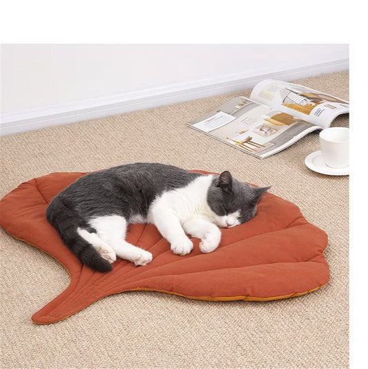 銀杏の葉型猫ベッド